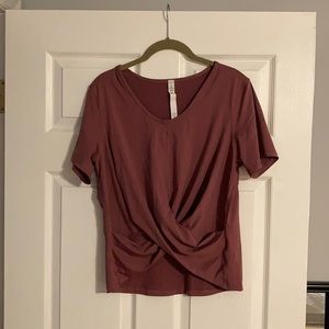 Slightly cropped twist-front top